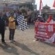Kades Kutamendala Fathutri melepas peserta karnaval, Senin (17/8/2026) didampingi anggota DPRD Brebes Ade Apriyanto. (Foto: Portal Pantura/Yudhi P)
