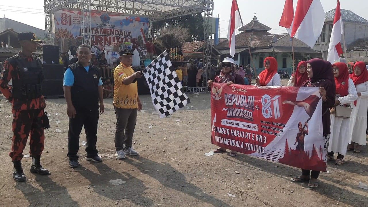 Kades Kutamendala Fathutri melepas peserta karnaval, Senin (17/8/2026) didampingi anggota DPRD Brebes Ade Apriyanto. (Foto: Portal Pantura/Yudhi P)