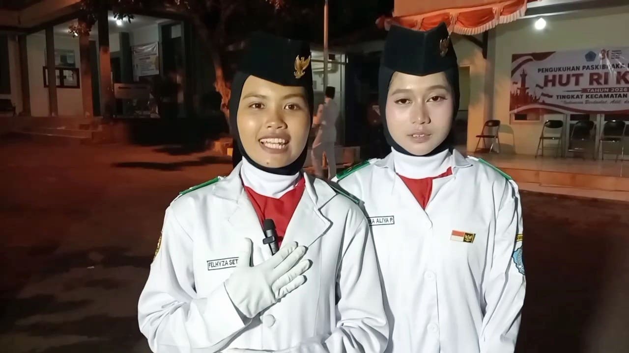 Felhyza Setya Putri (kiri) dan Sabrina Aliya Putri (kanan), dua pelajar SMK Negeri 1 Tonjong dari keluarga sederhana yang sukses terpilih sebagai anggota Paskibraka HUT ke-81 RI tingkat Kecamatan Tonjong tahun 2026. (Foto: Portal Pantura/M Faqih Mawardi)
