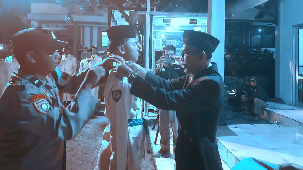 Camat Tonjong Lukman Hakim saat mengukuhkan 53 anggota Paskibraka Kecamatan Tonjong di Halaman Kantor Kecamatan Tonjong, Sabtu (15/08/2026). (Foto: Portal Pantura/Yudhi P)