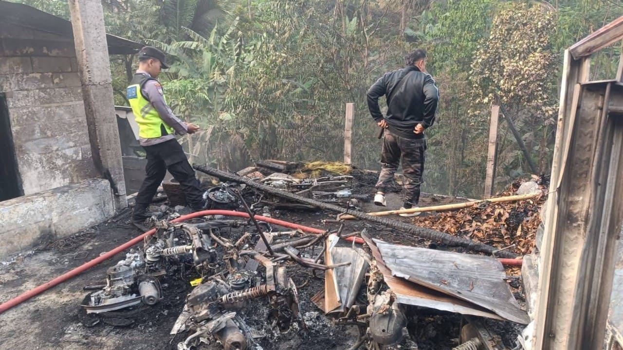 Kondisi rumah milik Sulastri (49) di Desa Wanatirta, Paguyangan, Brebes, pascakebakaran hebat yang melahap bangunan serta kendaraan pada Selasa (18/8/2026) dini hari. (Foto: Istimewa)
