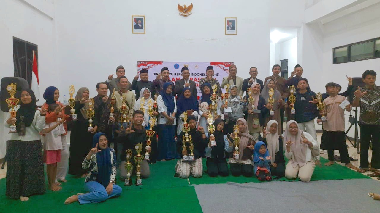 Para pemenang lomba foto bersama Kepala Desa Linggapura M. Mustain. (Foto: Portal Pantura/Yudhi P.