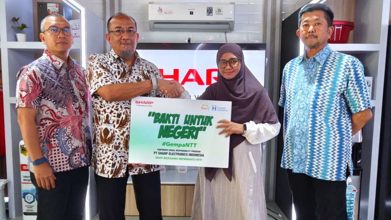 PT Sharp Electronics Indonesia menggandeng Human Initiative untuk menyalurkan bantuan logistik dan kebutuhan dasar kepada warga terdampak gempa bumi di Kabupaten Nagekeo, Nusa Tenggara Timur, baru-baru ini.