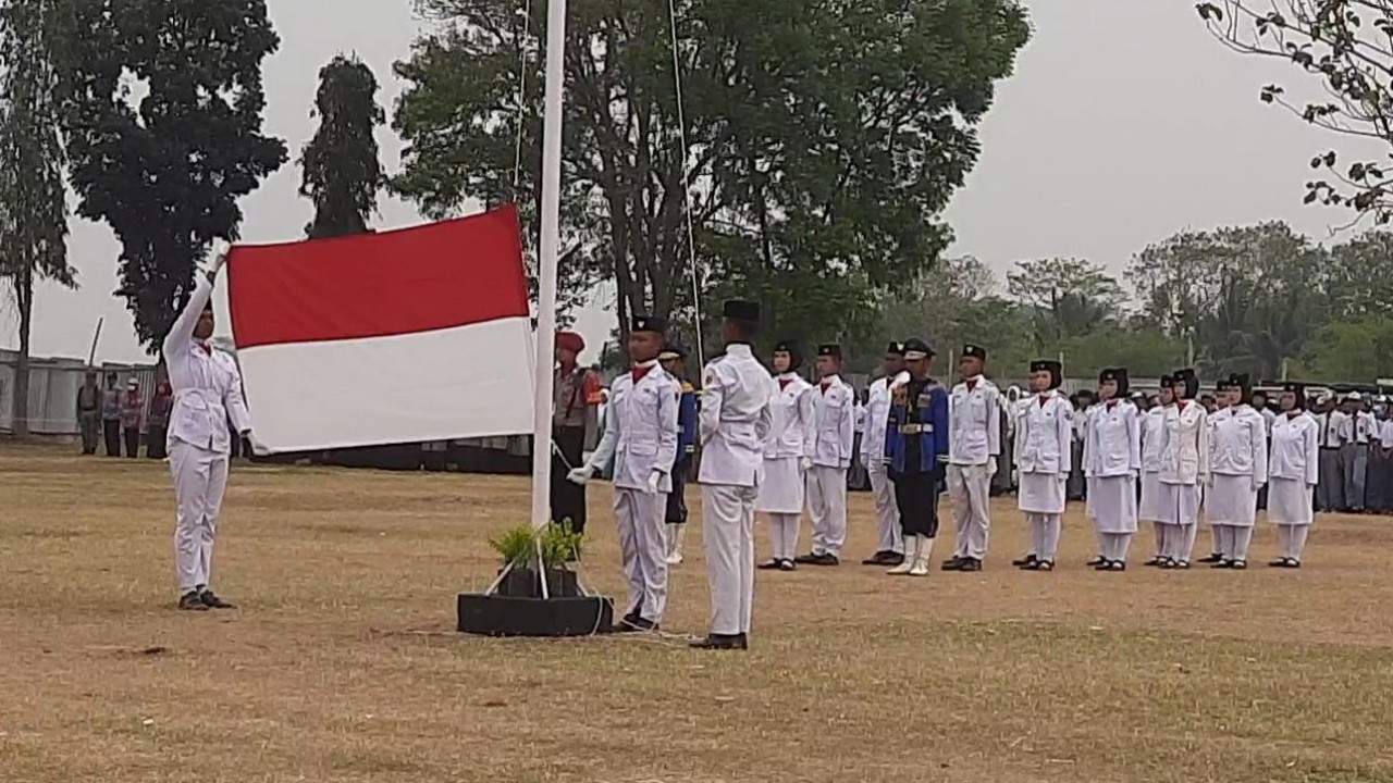 Petugas Paskibra saat mengibarkan Sang Merah Putih dalam Upacara Peringatan HUT ke-81 RI di Lapangan Widodo, Kecamatan Tonjong, Kabupaten Brebes, Senin (17/8/2026). (Foto: Portal Pantura/Yudhi P)