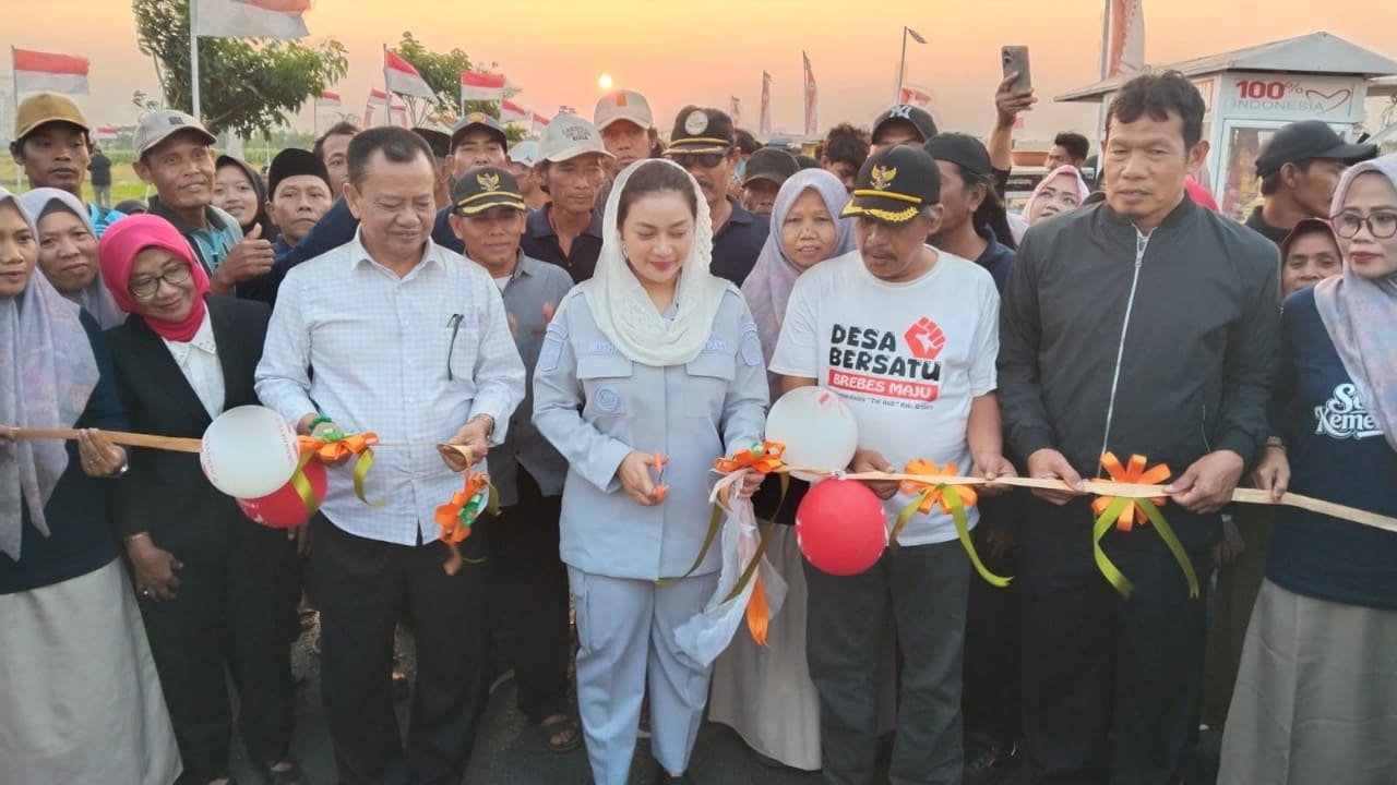 Bupati Brebes Paramitha Widya Kusuma saat meresmikan Jalan Poros Jagalempeni–Tegalgandu, Kecamatan Wanasari, yang siap mendukung kelancaran distribusi bawang merah dan komoditas warga. (Foto: dok. Humas Kab. Brebes)