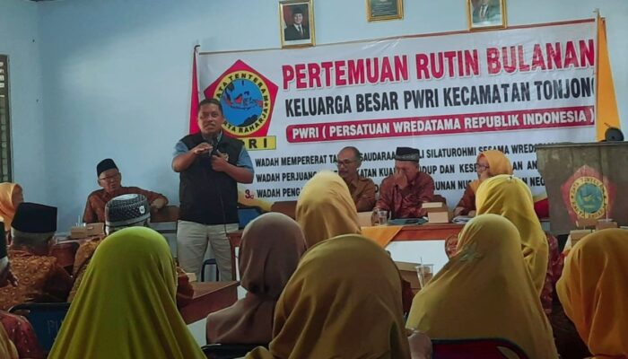 Hadiri Pertemuan PWRI Tonjong, Politisi PAN Ade Apriyanto Soroti Pengelolaan Sampah