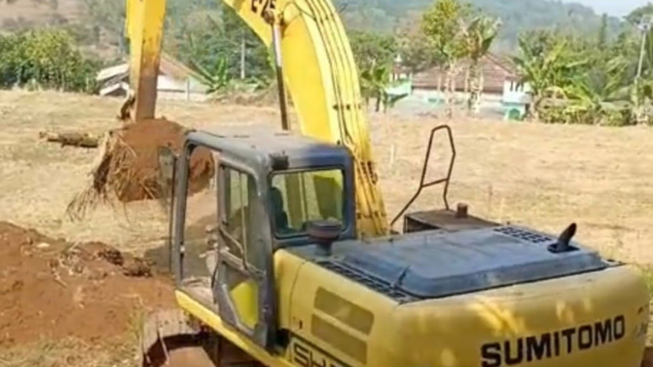 Alat berat beroperasi di Blok 025 Kampung Cikeas, Desa Bojong Koneng, Kecamatan Babakan Madang, Kabupaten Bogor, yang memicu protes dari pemilik lahan sah karena masuk tanpa izin. (Foto: Istimewa)
