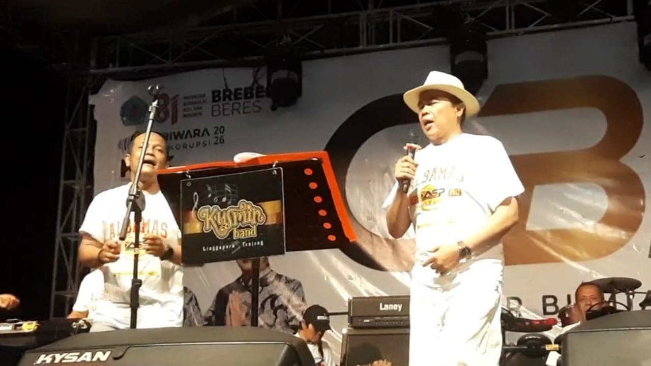 Owner ALBAMAS H. Masduqi Warso, S I.P., menyanyikan lagu mengapa diiringi musik dari Kusmin Band. (Foto: Portal Pantura/Yudhi P)