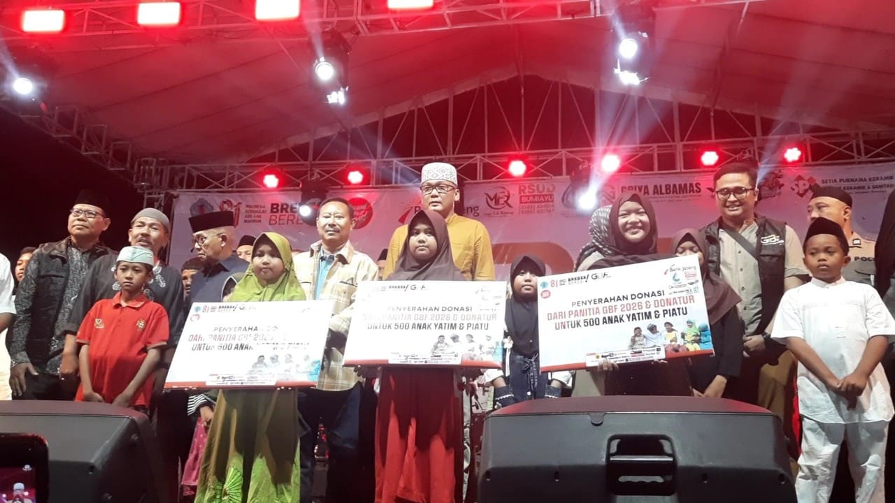 Anak yatim penerima santunan foto bersama.