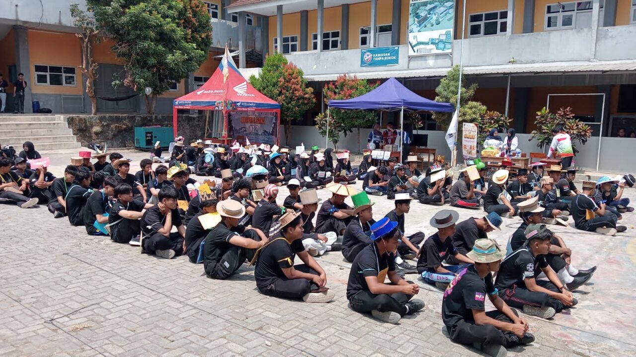 Mahasiswa baru Universitas Muhammadiyah Brebes antusias mengikuti pengenalan berbagai Unit Kegiatan Mahasiswa (UKM) pada hari ketiga PKKMB UMBS 2026 di Halaman Kampus UMBS, Sabtu (19/09/2026). (Foto: Portal Pantura/Muh. Faqih Mawardi)