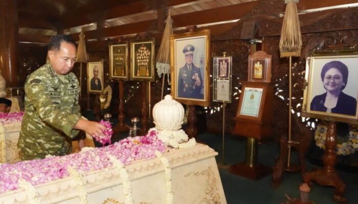 Panglima TNI dan Pangdam IV/Diponegoro Ziarah ke Makam Soeharto di Karanganyar