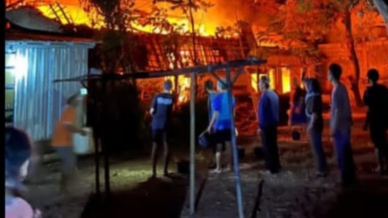 Petugas dan warga memadamkan api pada kebakaran yang menghanguskan dua rumah akibat bara tungku di Desa Linggapura, Kecamatan Tonjong, Kabupaten Brebes, Minggu (20/9/2026). (Foto: Istimewa)