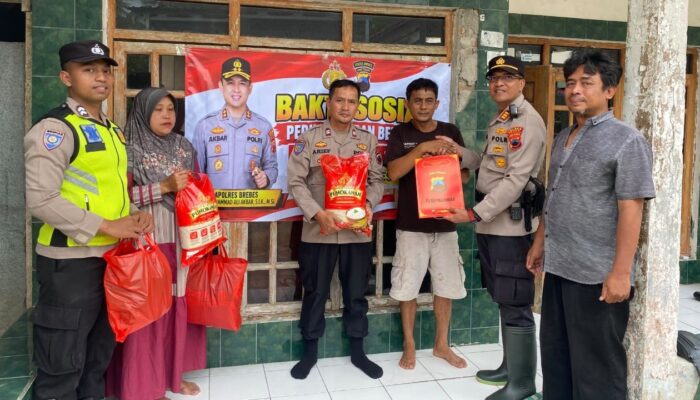 Wujud Kepedulian Sesama, Polsek Paguyangan Salurkan Bantuan untuk Korban Kebakaran di Kedungoleng Brebes
