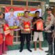 Kapolsek Paguyangan AKP Tasudin, S.H., M.H., didampingi jajaran menyerahkan bantuan sosial berupa sembako dan uang tunai kepada korban kebakaran di Desa Kedungoleng, Kecamatan Paguyangan, Kabupaten Brebes, Kamis (10/9/2026).