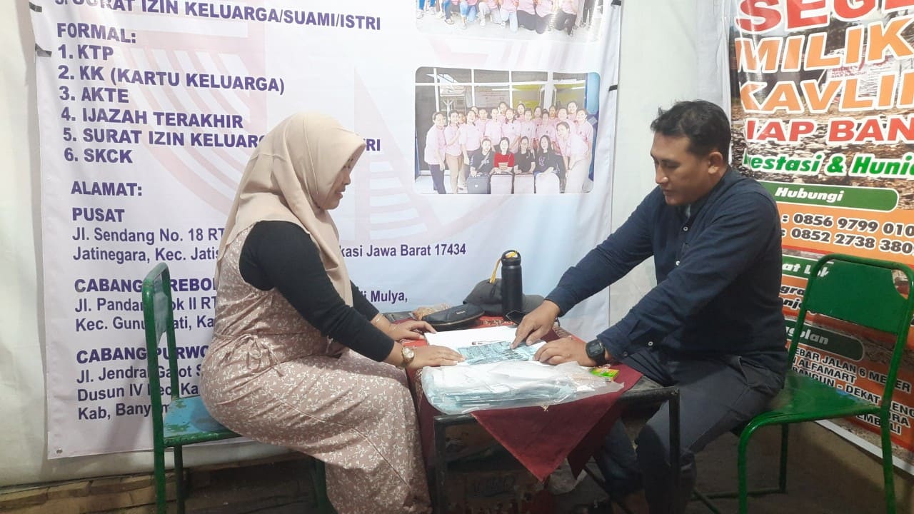 Petugas melayani pengunjung yang mencari informasi investasi tanah kavling strategis Pesanggrahan Indah Tonjong pada gelaran Gebyar Bumiayu Fair 2026. (Foto: Portal Pantura/Yudhi P)