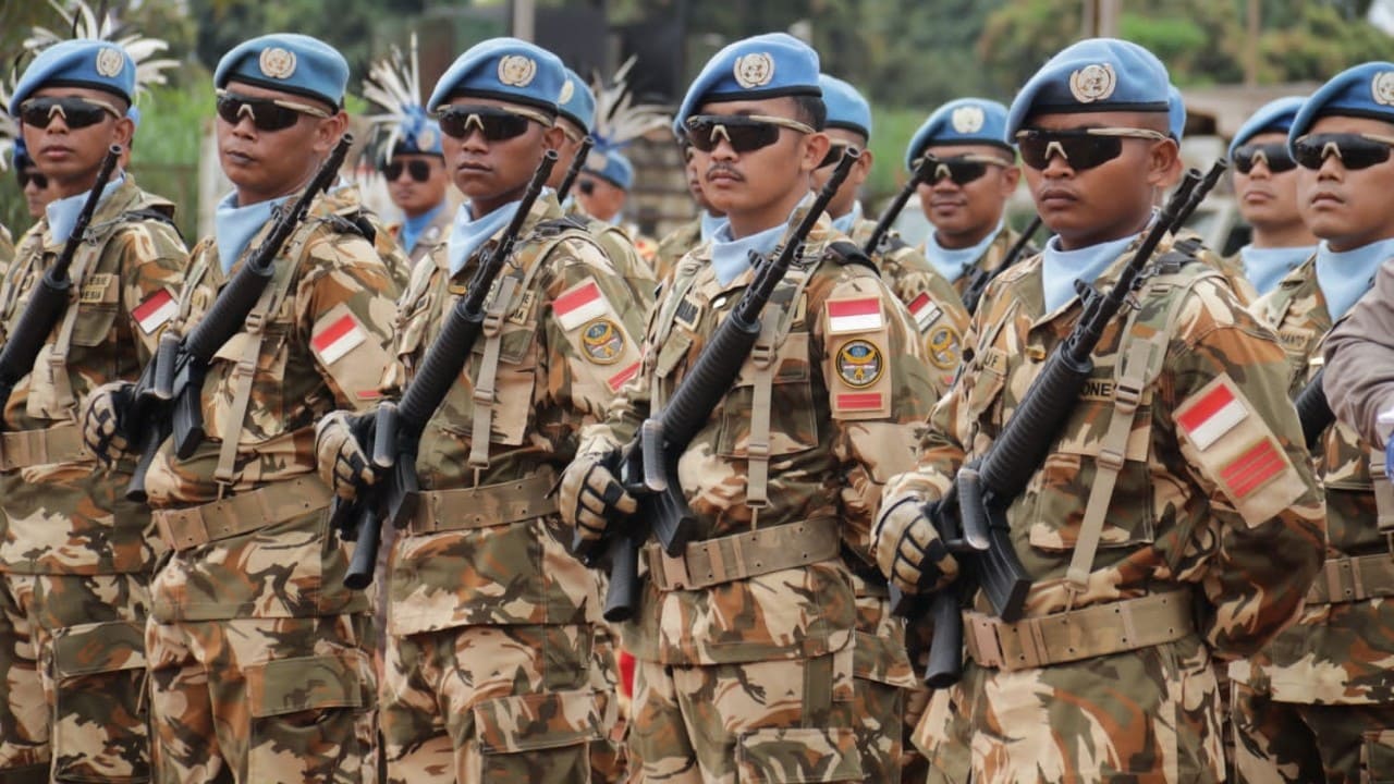 Caption Foto: Barisan prajurit Satgas Kizi TNI Kontingen Garuda XXXVII-L MINUSCA berdiri tegap dalamUpacara Medal Parade di Garuda Camp, Bangui, Republik Afrika Tengah. (Foto: Istimewa)