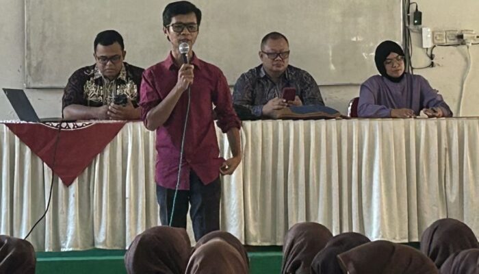 Universitas Peradaban Dorong Siswa SMA Negeri 1 Paguyangan Berani Kuliah Lewat Literasi Profesi Farmasi