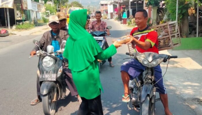 Aksi Sosial Koramil Bantarkawung Brebes Bagikan Makanan di Jumat Berkah