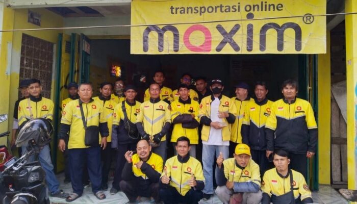 HUT Ke-3, 25 Mitra Maxim Brebes Gelar Aksi Bersih Alun-Alun dan Konvoi