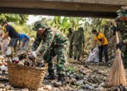TNI-Polri Bersama Warga Gotong Royong Bersihkan Sampah di Brebes