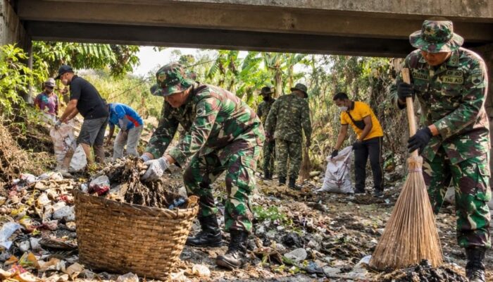 TNI-Polri Bersama Warga Gotong Royong Bersihkan Sampah di Brebes
