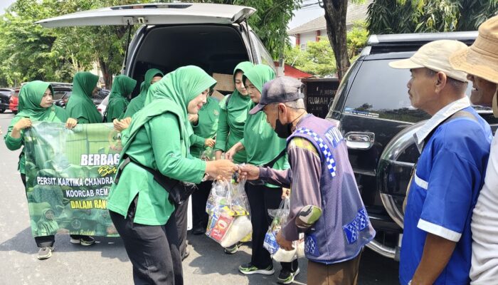 Momen Haru Tukang Becak di Brebes Terima Sembako Gratis dari Persit Kodim 0713