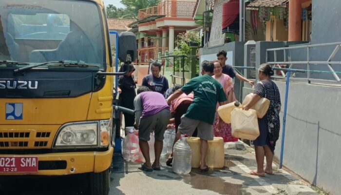Kemarau Panjang, Aktivis dan PDAM Salurkan Air Bersih ke Desa Taraban Brebes