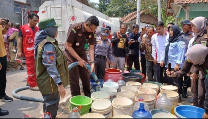 Kejari Brebes dan ASLINMAS Salurkan 50 Ribu Liter Air Bersih di Taraban