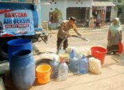 Atasi Kekeringan, Polisi Salurkan Air Bersih di Kedungoleng Brebes