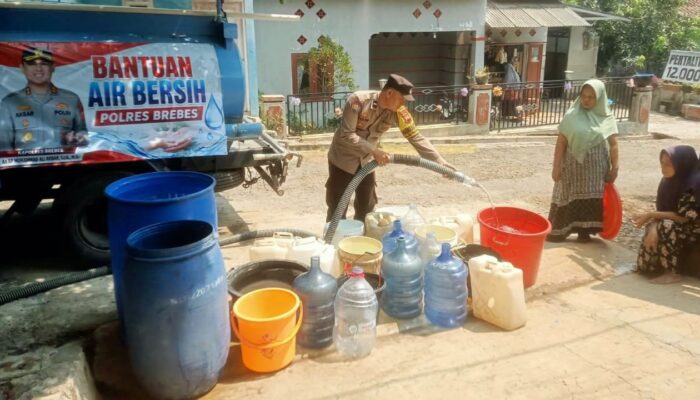 Atasi Kekeringan, Polisi Salurkan Air Bersih di Kedungoleng Brebes
