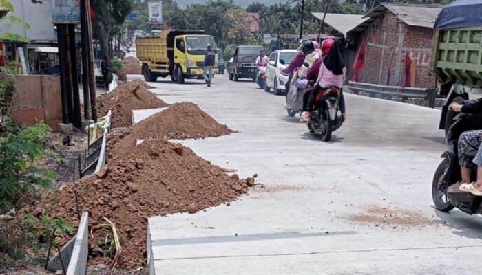 Proyek Pelebaran Jalan Pagojengan Brebes Dinilai Asal-asalan, Warga Tuntut Evaluasi PUPR