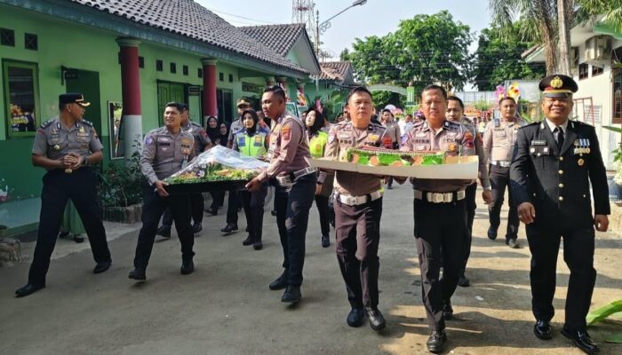 Momen Penuh Keakraban, Wakapolres Brebes Beri Kejutan HUT TNI di Makodim