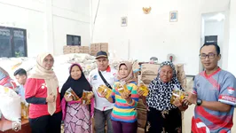 Sekretaris Desa Linggapura Asep Supriyono S.I.P. menyerahkan bantuan sosial sembako kepada salah satu KPM di Aula Balaidesa Linggapura, Kecamatan Tonjong, Kabupaten Brebes, Jumat (5/12/2025). Sebanyak 918 keluarga menerima paket bantuan berupa 20 kg beras dan 4 liter minyak goreng.