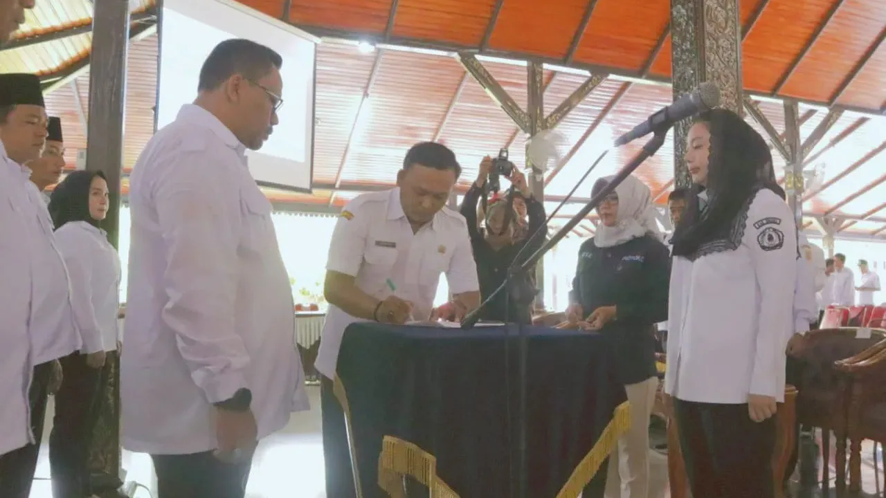Bupati Brebes Lantik Pengurus Forsekdesi, Umumkan Program Asuransi untuk Petani dan Nelayan