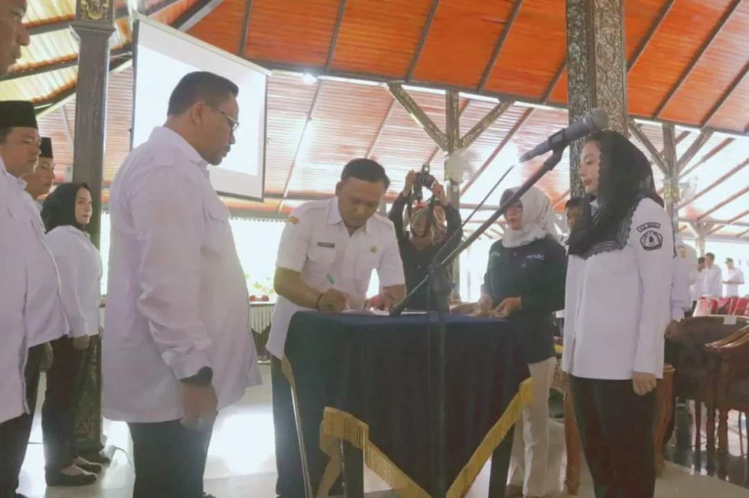 Bupati Brebes Paramitha Widya Kusuma melantik pengurus Forsekdesi periode 2025-2030 sekaligus mengumumkan program asuransi jiwa gratis untuk petani, nelayan, dan Linmas di Kabupaten Brebes. Foto: dok. Humas Kab. Brebes.