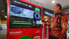 Andry Adi Utomo, National Sales Senior General Manager, PT Sharp Electronics Indonesia menunjukan kerja aplikasi Plasticpay di Sharp smartphone. Foto: Sharp Indonesia.