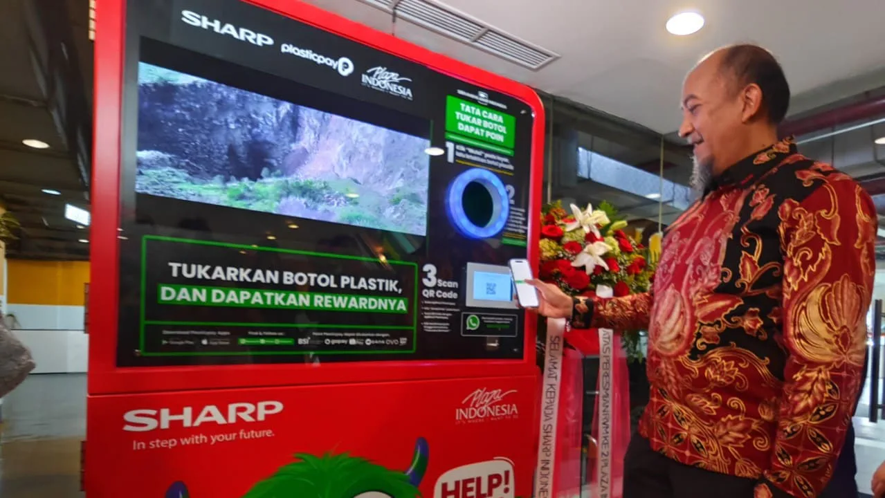 Andry Adi Utomo, National Sales Senior General Manager, PT Sharp Electronics Indonesia menunjukan kerja aplikasi Plasticpay di Sharp smartphone. Foto: Sharp Indonesia.